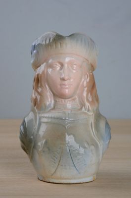 Pichet en barbotine figurant Jeanne d'Arc.