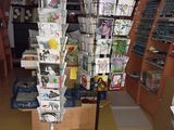 un présentoir de magazines posé dans une pièce