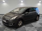 la petite voiture noire est garée sur un carrelage à carreaux