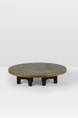 une table basse ronde avec un plateau en bois et des pieds noirs