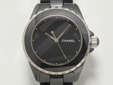 une montre noire avec un cadran noir et un bracelet noir