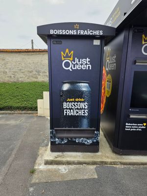 deux machines garées l'une à côté de l'autre sur le bord de la route