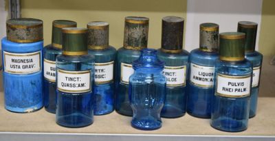 de nombreuses bouteilles contenant un liquide bleu posées sur une étagère