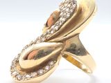 une image d'une bague en or et diamants sur fond blanc