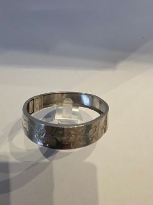 un gros plan d'une bague en argent posée sur une table