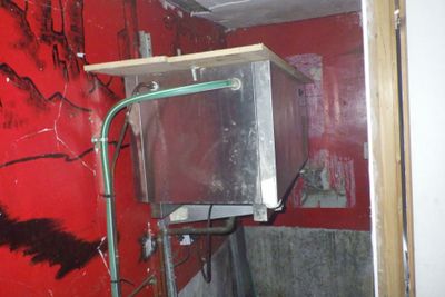 un micro-ondes posé sur une étagère dans une salle de bains