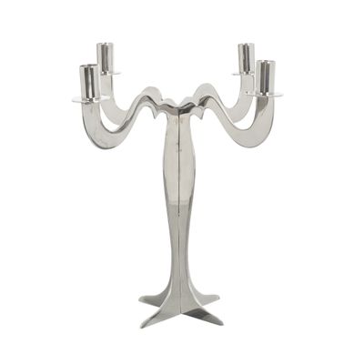 un chandelier en argent sur lequel sont posées deux bougies