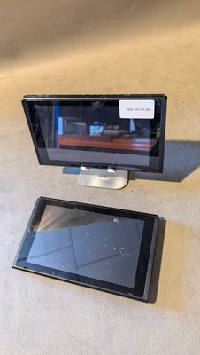 une tablette et un écran posés sur une table