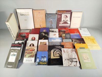 un grand nombre de livres posés sur une table