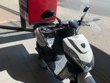 un scooter garé devant un bâtiment