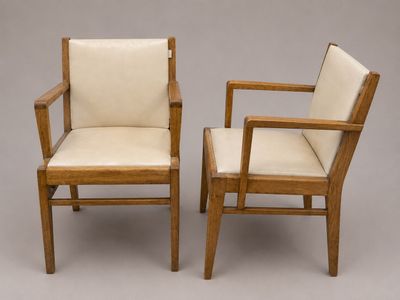 deux chaises en bois avec des assises rembourrées beiges et une assise rembourrée blanche
