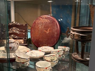 une vitrine en verre contenant de nombreux types de vaisselle en porcelaine