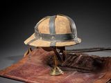 un vieux chapeau en cuir surmonté d'une corde