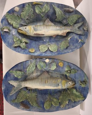 deux assiettes contenant du poisson, posées sur une table