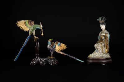 trois figurines d'oiseaux sur fond noir, avec un fond noir