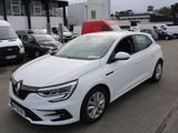une voiture blanche garée dans un parking