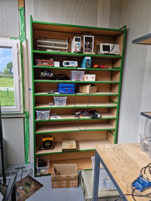 Etagère en métal vert et contreplaqué à dix niveaux sans son…