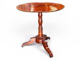 une table en bois avec un plateau circulaire et un piètement en bois