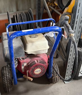 a small machine that is sitting in a garage