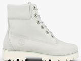 un gros plan sur une paire de bottes blanches sur fond blanc