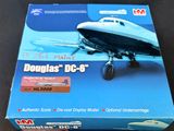 une boîte sur laquelle figure une maquette d'avion