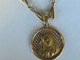 collier plaqué or représentant une femme tenant une raquette de tennis