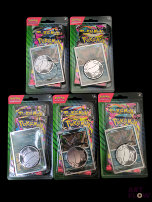 quatre paquets de cartes à collectionner Pokémon dans des sachets en plastique, sur fond noir