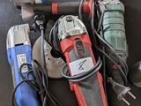 de nombreux outils posés ensemble sur une table