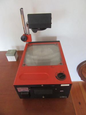 une machine rouge posée sur une table en bois