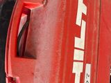 une valise rouge posée au sommet d'une pile de bagages