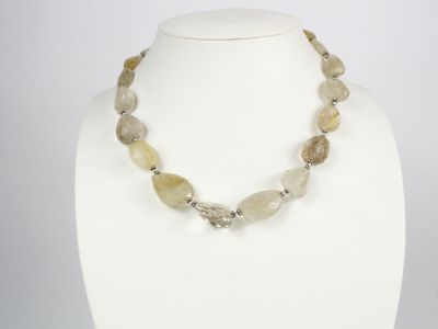 Le collier est composé de perles de verre et de perles en argent