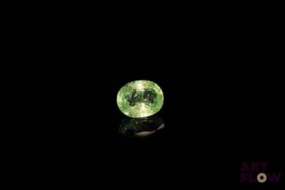 gros plan d'un diamant vert sur une surface noire