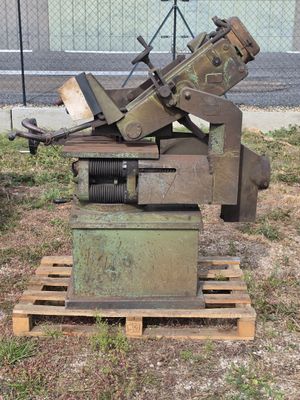a machine that is sitting on a pallet in the grass