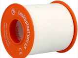 une bobine de fil blanc avec un fil orange enroulé dessus