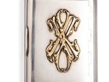 un étui à cigarettes en argent et en or orné d'une croix