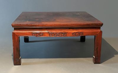 une petite table en bois recouverte d'un plateau en carrelage