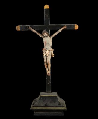 statue représentant un crucifix avec une croix en bois sur fond noir