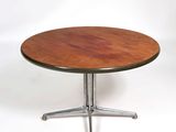 une image représentant une table ronde avec un plateau en bois et des pieds en métal