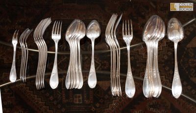 un grand nombre de fourchettes et de cuillères posées sur une table