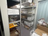 une pièce remplie de cartons et encore de cartons de nourriture