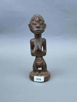 une vieille statue en bois représentant une femme tenant un bébé dans ses bras