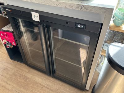 deux portes vitrées ouvertes dans une cuisine