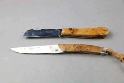 two knives that are sitting next to each other on a table