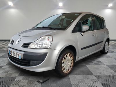 la photo d'une voiture argentée garée dans un garage