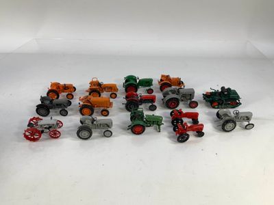 beaucoup de tracteurs miniatures posés sur une surface blanche