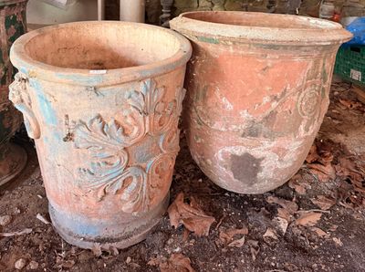 deux grands pots posés l'un à côté de l'autre par terre