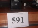 une photo d'un bureau d'ordinateur sur lequel est posé un panneau