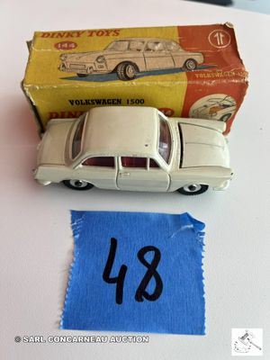 une petite voiture posée à côté d'un tissu bleu