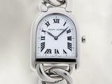 une montre-bracelet en argent avec des chiffres romains