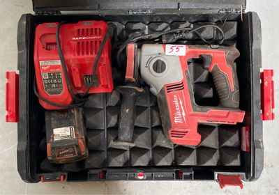 une boîte à outils contenant une perceuse, un marteau et d'autres outils